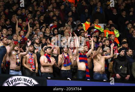 I fan di CSKA Mosca negli stand mostrano il loro sostegno Foto Stock