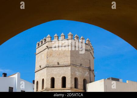 Torre de la Plata, torre militare fatta da Almohad Califate nel 13 ° secolo. Siviglia, Spagna. Vista sotto l'arco Foto Stock