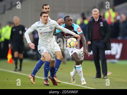 Andreas Christensen di Chelsea (a sinistra) e Michail Antonio di West Ham United in azione Foto Stock