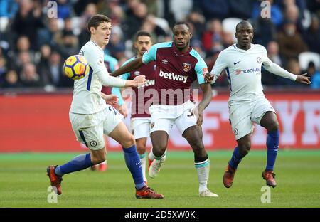 West Ham United's Michail Antonio (centro) in azione con Chelsea's. Andreas Christensen (a sinistra) e N'Golo Kante Foto Stock