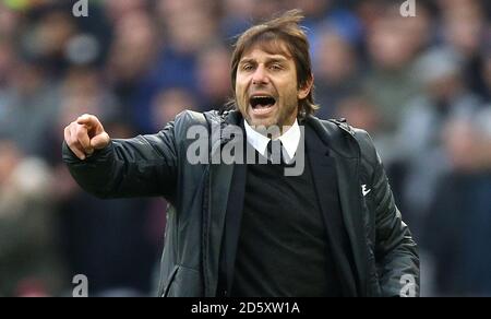 Andreas Christensen di Chelsea (a sinistra) e Diafra Sakho di West Ham United in azione Foto Stock