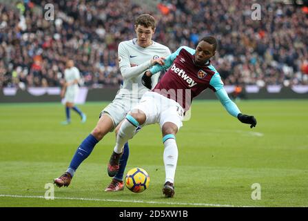 Andreas Christensen di Chelsea (a sinistra) e Diafra Sakho di West Ham United in azione Foto Stock