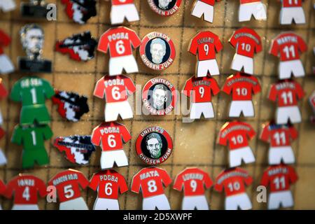 I badge Manchester United sono in vendita prima della partita Foto Stock