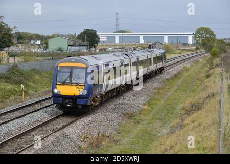 Treni Nord Classe 170 TurboStar 170459 in un ambiente insolito come Si avvicina alla sua destinazione di Bombardier's Central Rivers Depot on 13 ottobre 2020 Foto Stock