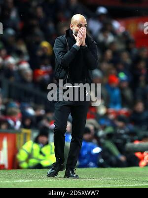 Manchester City manager Pep Guardiola reagisce sul perimetro Foto Stock