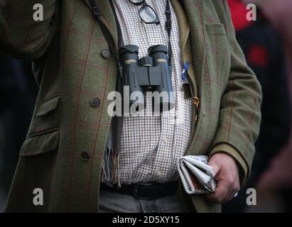 Racegoers durante il secondo giorno dell'incontro internazionale a Cheltenham Ippodromo Foto Stock