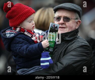 Racegoers durante il secondo giorno dell'incontro internazionale a Cheltenham Ippodromo Foto Stock