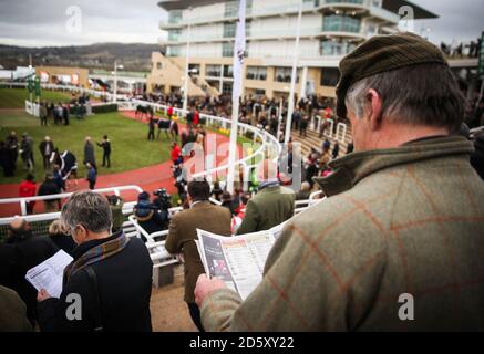 Racegoers durante il secondo giorno dell'incontro internazionale a Cheltenham Ippodromo Foto Stock