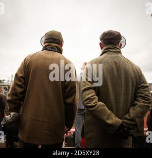 Racegoers durante il secondo giorno dell'incontro internazionale a Cheltenham Ippodromo Foto Stock