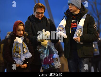 Tifosi della città di Manchester fuori dall'Etihad Stadium Foto Stock