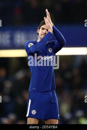 Il Chelsea's Marcos Alonso applaude i fan dopo aver vinto contro Southampton 1 - 0 Foto Stock