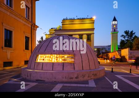 Albania, Tirana, ingresso al museo Bunk'Art 2, torre dell'orologio all'ora blu Foto Stock