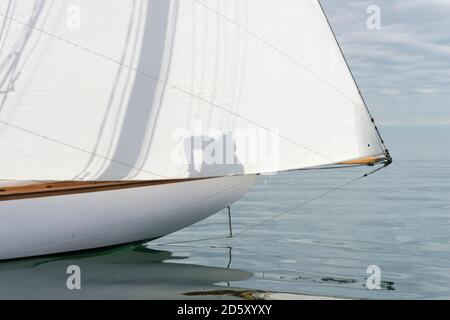 Primo piano della barca a vela sul lago Foto Stock