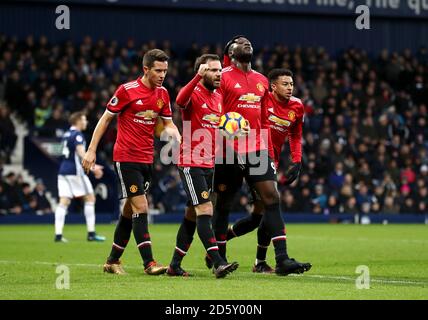 Romelu Lukaku di Manchester United celebra il suo primo gol al fianco con i suoi compagni di squadra Foto Stock