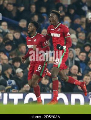 Il Leroy Fer di Swansea City (a sinistra) celebra il primo posto della sua parte Obiettivo del gioco contro Everton con Tammy Abraham Foto Stock