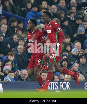 Il Leroy Fer di Swansea City (a sinistra) celebra il primo posto della sua parte Obiettivo del gioco contro Everton con Tammy Abraham Foto Stock