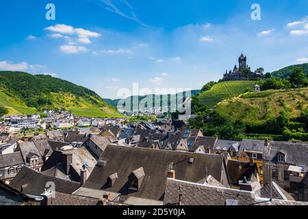 In Germania, in Renania Palatinato, valle della Mosella, vista sopra i tetti di Cochem con il castello in background Foto Stock