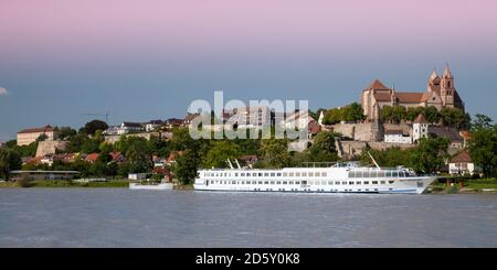 Germania, Baden-Wuerttemberg, Breisach, fiume dell'Alto Reno e nave da crociera, Breisach Minster sullo sfondo Foto Stock