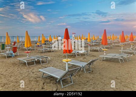 L'Italia, Lignano Sabbiadoro, sunrise sulla spiaggia Foto Stock