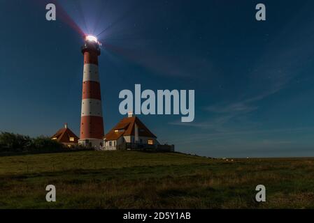 Germania, Schleswig-Holstein, costa del Mare del Nord, vista di Westerheversand faro di notte Foto Stock