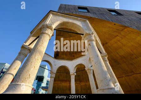 Albania, Tirana, Tomba di Kaplan Pasha sotto la TID Tower Foto Stock