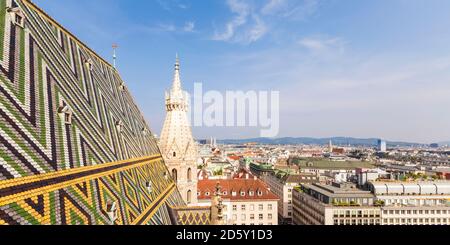 Austria, Vienna, paesaggio urbano con tegole colorate e Stephansdom Foto Stock