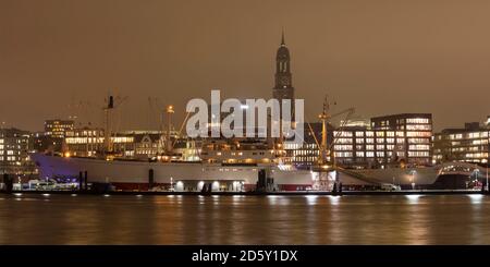 Germania, Amburgo, vista della nave museo Cap San Diego e Chiesa di San Michaelis Foto Stock