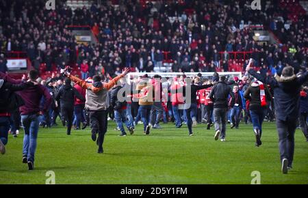 I fan di Bristol City invadono il campo dopo il fischio finale Foto Stock