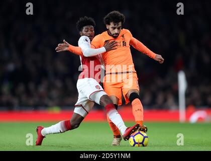 Ainsley Maitland-Niles di Arsenal (a sinistra) e Mohamed Salah di Liverpool combattono per la sfera Foto Stock