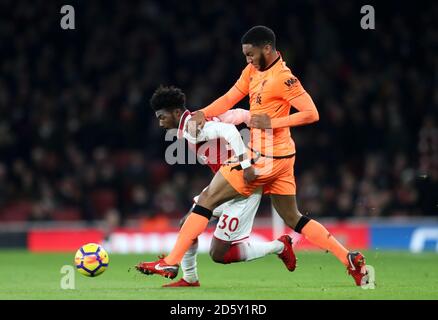 Ainsley Maitland-Niles di Arsenal (a sinistra) e Joe Gomez di Liverpool combattono per la sfera Foto Stock