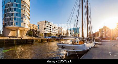 Germania, Amburgo, HafenCity, porto navale tradizionale Sandtorhafen e moderne case multi-famiglia Foto Stock