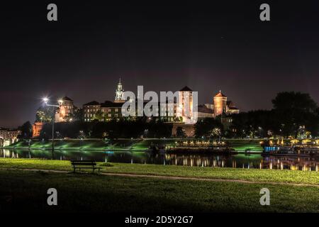 Polonia, Cracovia, complesso del castello di Wawel sul fiume Vistola di notte Foto Stock