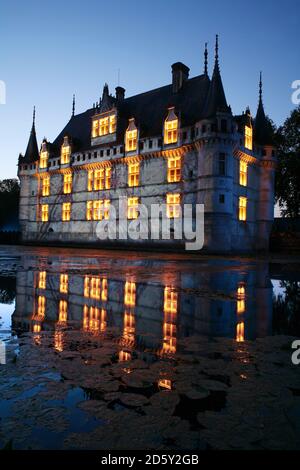Francia, Azay-le-Rideau, vista sul Castello d'Azay-le-Rideau illuminato Foto Stock