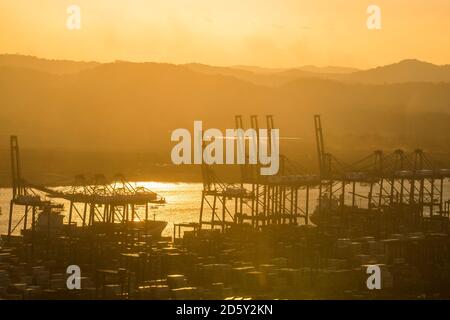 Panama, Panama City, porto di carico sul canale di Panama al tramonto Foto Stock