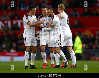 Steven Defour di Burnley (a destra) celebra il secondo gol del suo lato del gioco con i compagni di squadra Foto Stock