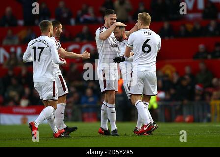 Burnley's Steven Defour (centro a destra) celebra il secondo obiettivo del suo lato con compagni di squadra Foto Stock