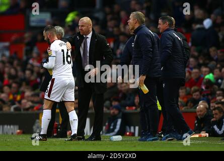 Steven Defour di Burnley (a destra) celebra il secondo gol del suo lato Del gioco con il manager Sean Dyche Foto Stock