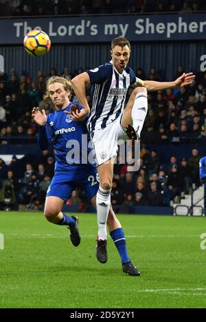 Tom Davies di Everton (a sinistra) e Jonny Evans di West Bromwich Albion in azione Foto Stock