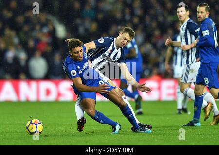 Il Dominic Calvert-Lewin di Everton è affrontato da Jonny di West Bromwich Albion Evans Foto Stock