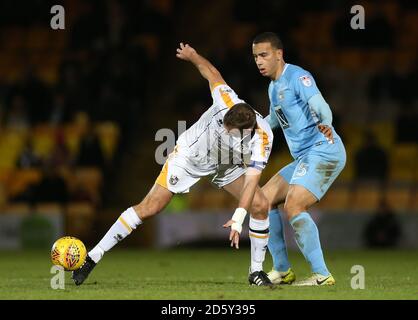 Tom Pope di Port vale (a sinistra) e Rod McDonald di Coventry City combatti per la palla Foto Stock