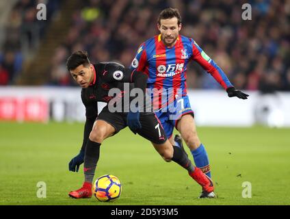 Alexis Sanchez di Arsenal (a sinistra) e la battaglia di Yohan Cabaye di Crystal Palace per la palla durante la partita della Premier League a Selhurst Park, Londra, giovedì 28 dicembre 2017 Foto Stock