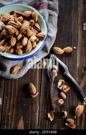 Tostati e salati mandorle in gusci, studio Foto Stock