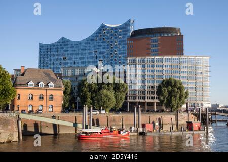 Germania, Amburgo, vista Elbphilharmonie e Kehrwiederspitze a Hafencity Foto Stock