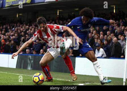 Josh Tymon (a sinistra) di Stoke City e Willian (a destra) di Chelsea per la sfera Foto Stock