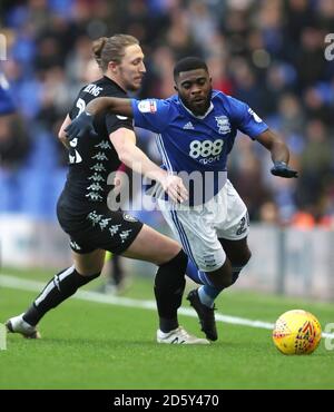 Jeremie Boga di Birmingham e la battaglia Luke Ayling di Leeds United per la sfera Foto Stock