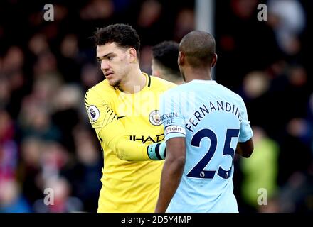 Ederson, portiere della città di Manchester (a sinistra) e Fernandinho di Manchester City dopo il fischio finale Foto Stock