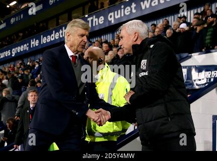 Arsenal manager Arsene Wenger (a sinistra) e West Bromwich Albion manager Alan Pardew scuotere le mani prima del calcio di inizio Foto Stock