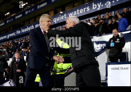 Arsenal manager Arsene Wenger (a sinistra) e West Bromwich Albion manager Alan Pardew scuotere le mani prima del calcio di inizio Foto Stock