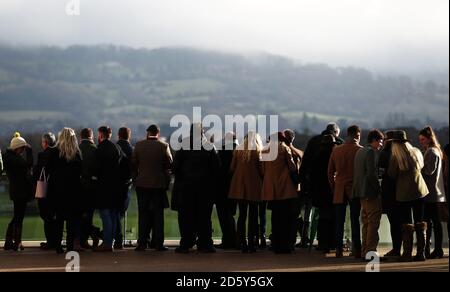 I racegoers si immergersi nell'atmosfera durante il giorno di Capodanno Incontro all'ippodromo di Cheltenham Foto Stock