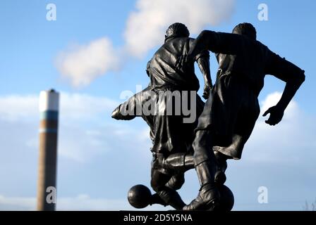 La statua di Sir Stanley Matthews fuori dallo stadio bet365 Foto Stock